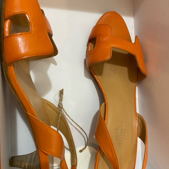 Sz 37 Hermes sandals short heels signs of wear on the bottom and some few scuffs - Picture 5 of 15